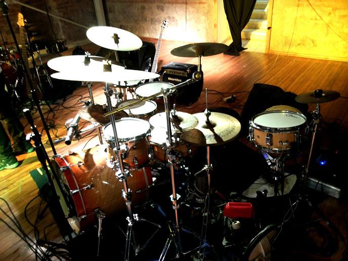 Fotografía del set real de batería híbrida de Felipe Van Der Mer en vivo